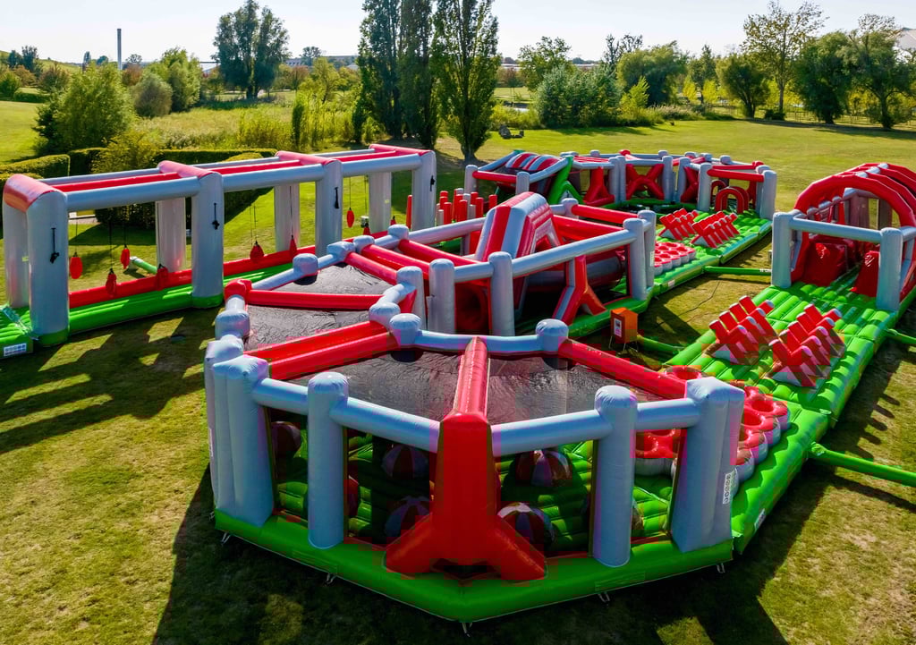 Ab sofort ist ein riesiger Hindernisparcours im Elbauenpark in Magdeburg aufgebaut.