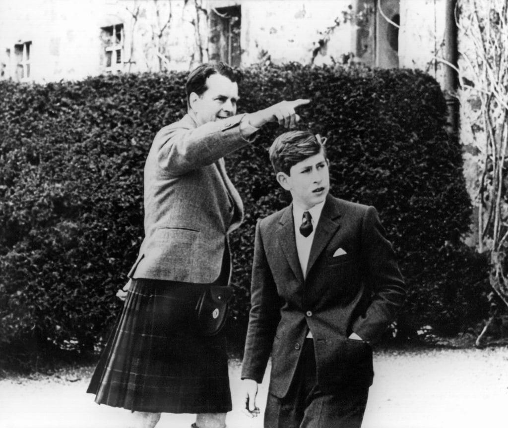Bei seinem Einzug in die Schule von Gordonstoun zeigt der leitende Direktor Iain Tennant dem Kronprinzen Prinz Charles (r) die Räume, in denen dessen Vater Prinz Philip, der Herzog von Edinburgh, seine Schulzeit verbracht hat.