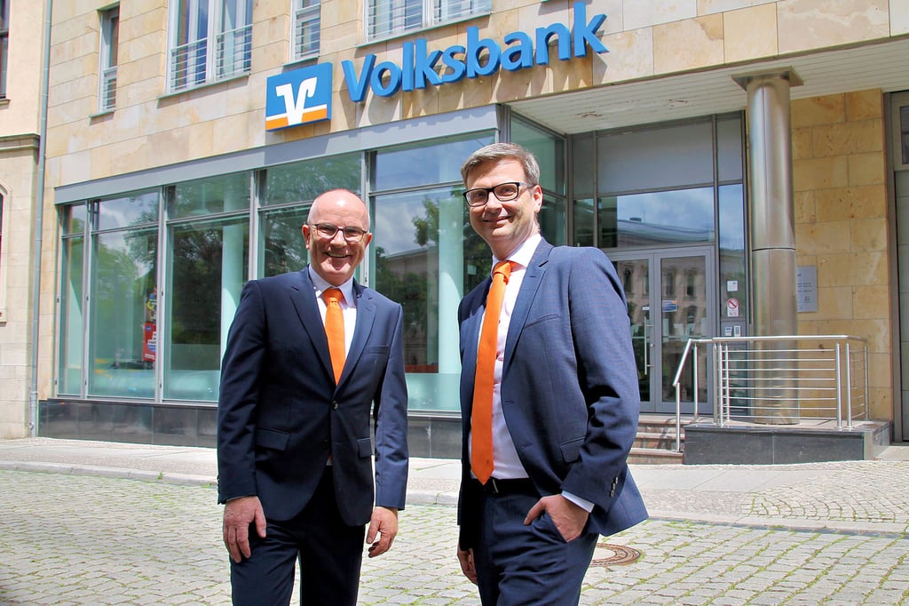 Vorstandsmitglied Thomas Kaul (links) und der Vorstandsvorsitzende Sascha Gläßer vor dem Sitz der Volksbank in der Wilhelm-Külz-Straße in Halle