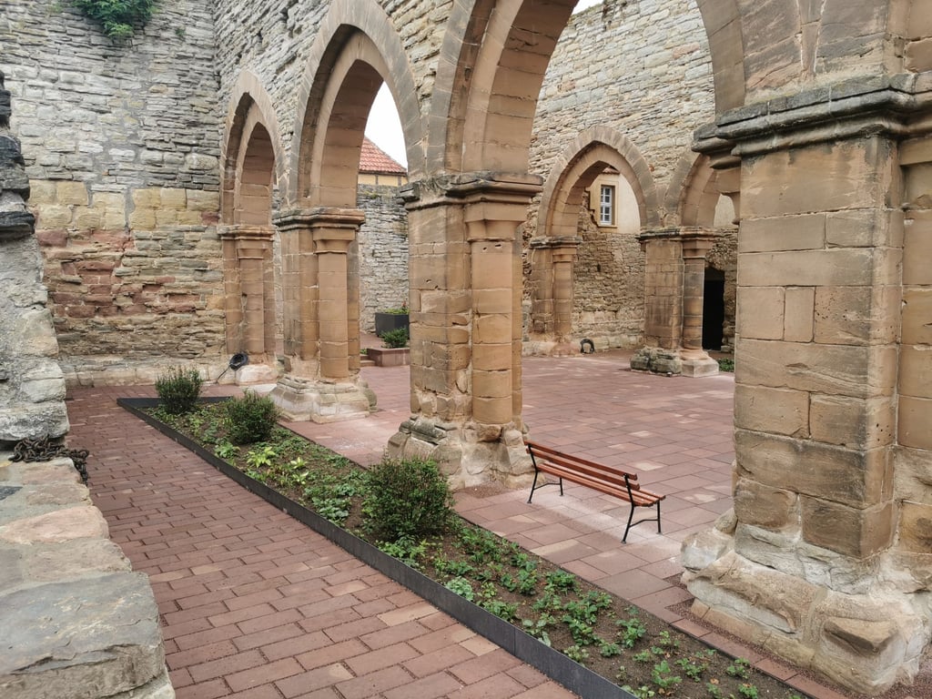 Über eine Rampe im Südschiff geht es nun barrierefrei und dank einer neuen Wegeführung nicht mehr quer durch die Kirchenruine im Kloster Memleben.