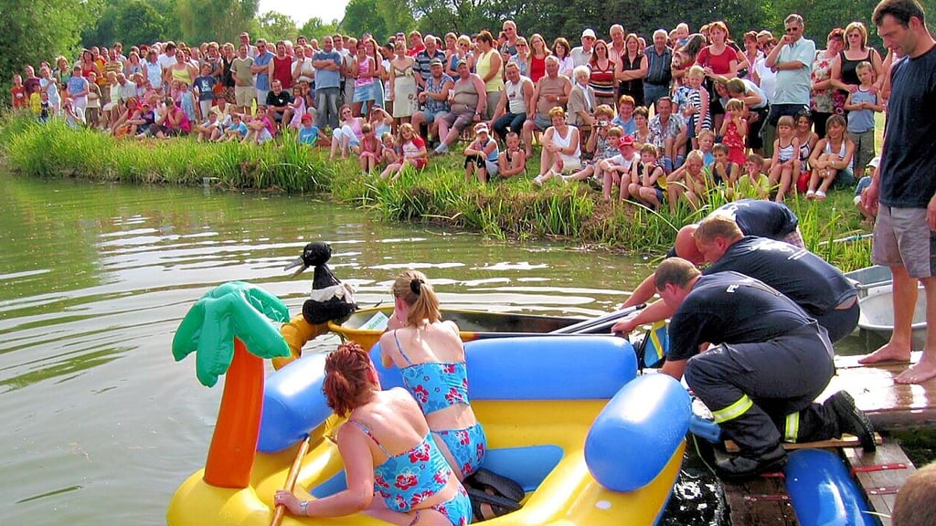 Heute gehen über 20 Teams beim Badewannenrennen an den Start.