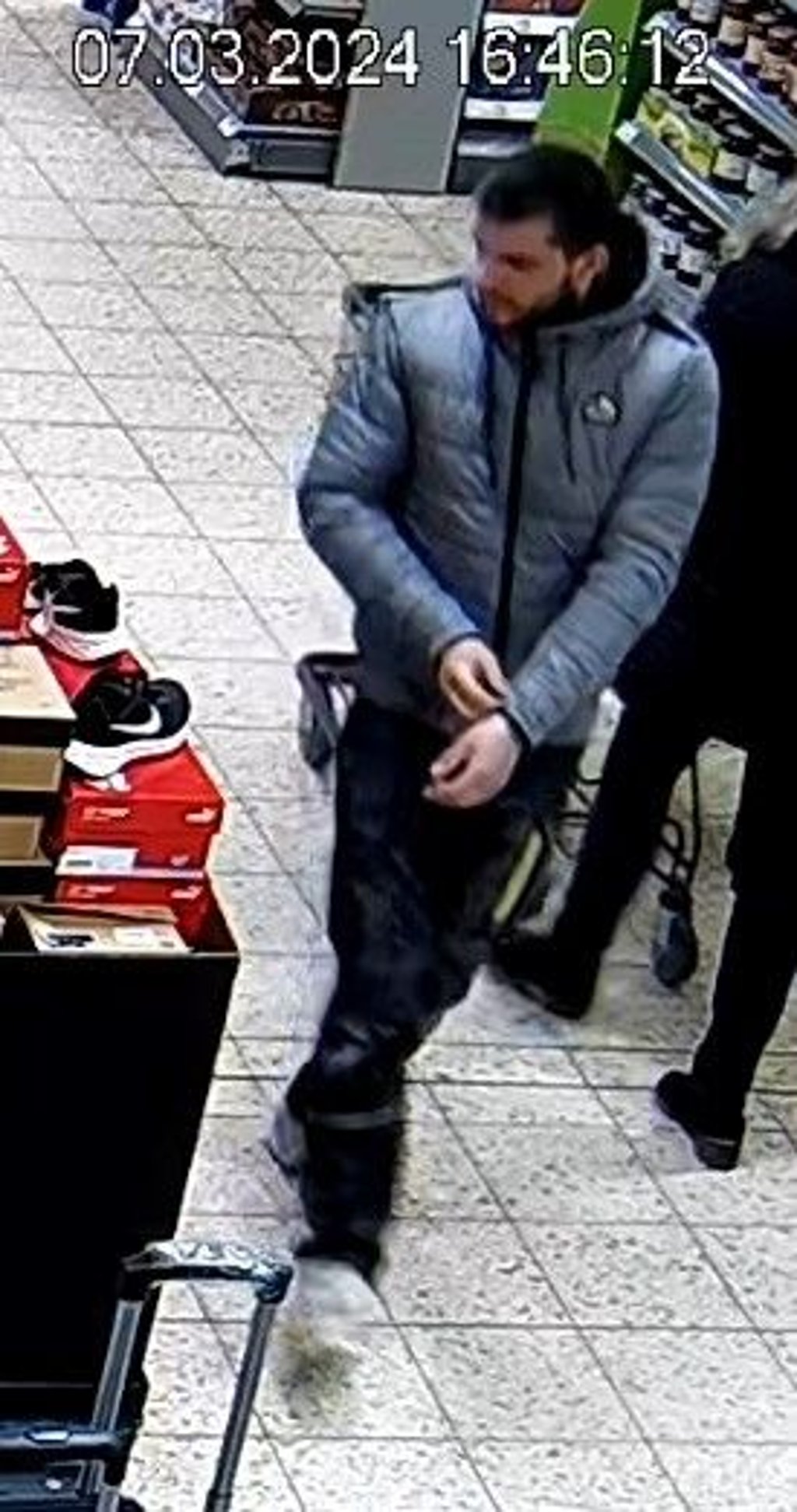 Dieser Mann wird verdächtigt, gegen den Ladendetektiv des E-Centers in Aschersleben Gewalt angewendet zu haben.