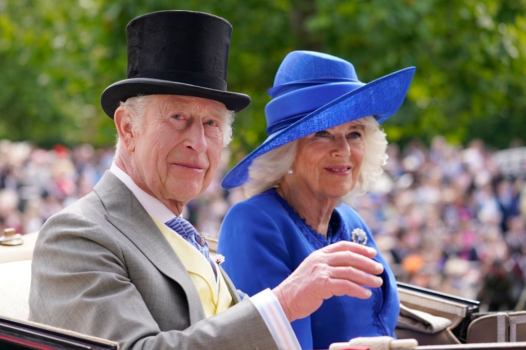 König Charles III. (l) und Königin Camilla kommen in einer Kutsche in Ascot an.