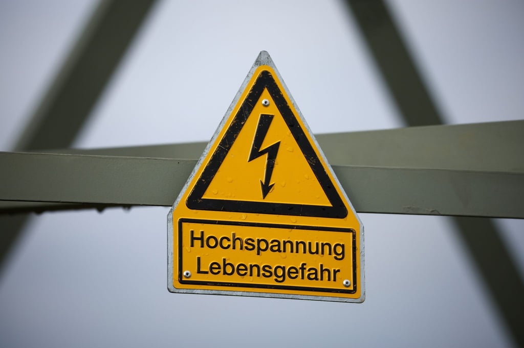 Das Schild „Hochspannung Lebensgefahr“ hängt an einem Strommast.