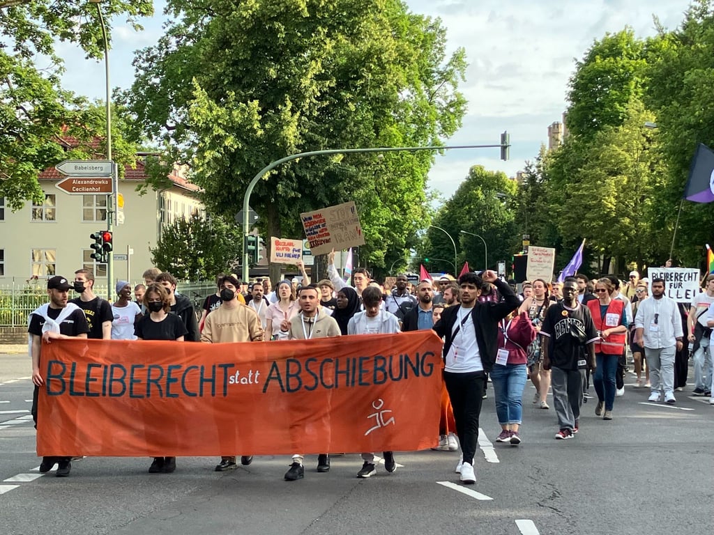 Protestdemonstration vor dem IMK-Tagungshotel. Protest während der Konferenz der Innenminister in Potsdam.
