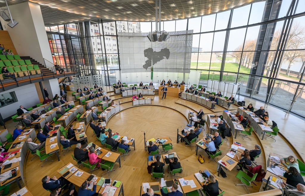Wer wird stärkste Kraft im sächsischen Landtag? Einer Umfrage zufolge zeichnet sich bei der Wahl am 1. September ein Kopf-an-Kopf-Rennen zwischen CDU und AfD ab.