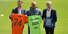 Wolfsburgs Oberbürgermeister Daniel Weilmann (links)  überreichte  gemeinsam  mit  VfL-Geschäftsführer Tim Schumacher (rechts) dem Sportdirektor der niederländischen Fußball-Nationalmannschaft, Nigel de Jong, Trikots und Erinnerungsgeschenke. 