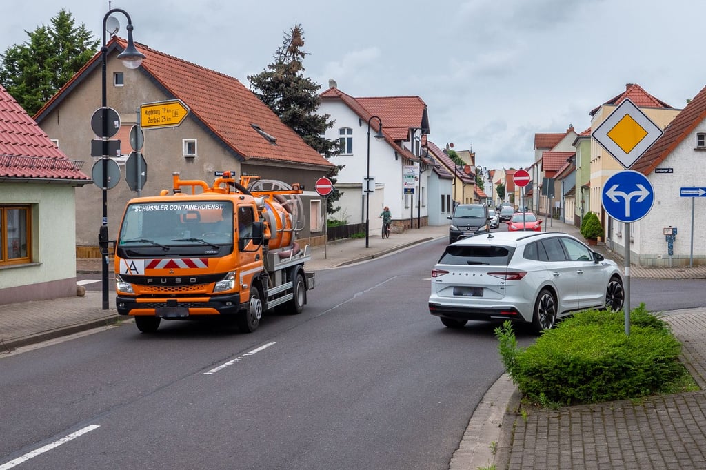 Die Kreuzung Dornburger Straße / Salzstraße wird im Rahmen der Sanierung der B246a in Gommern für voraussichtlich vier Tage voll gesperrt werden. Um dann von Schönebeck aus nach Gommern herein zu kommen, muss man die Umleitung über Plötzky, Pretzien und Dannigkow nehmen. Ein enormer Umweg.