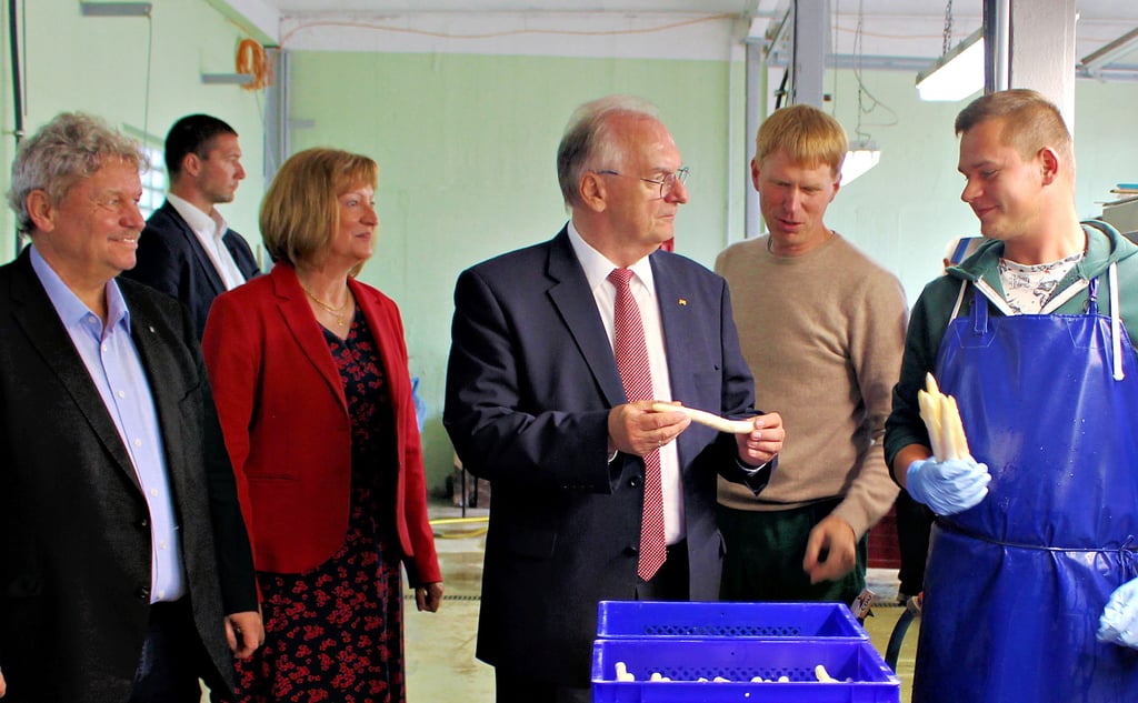 Ministerpräsident Haseloff und seine Frau Gabriele holten kurz vor Saisonende noch Spargel in Lindau. Nicht ohne einen Blick hinter die Kulissen zu werfen.