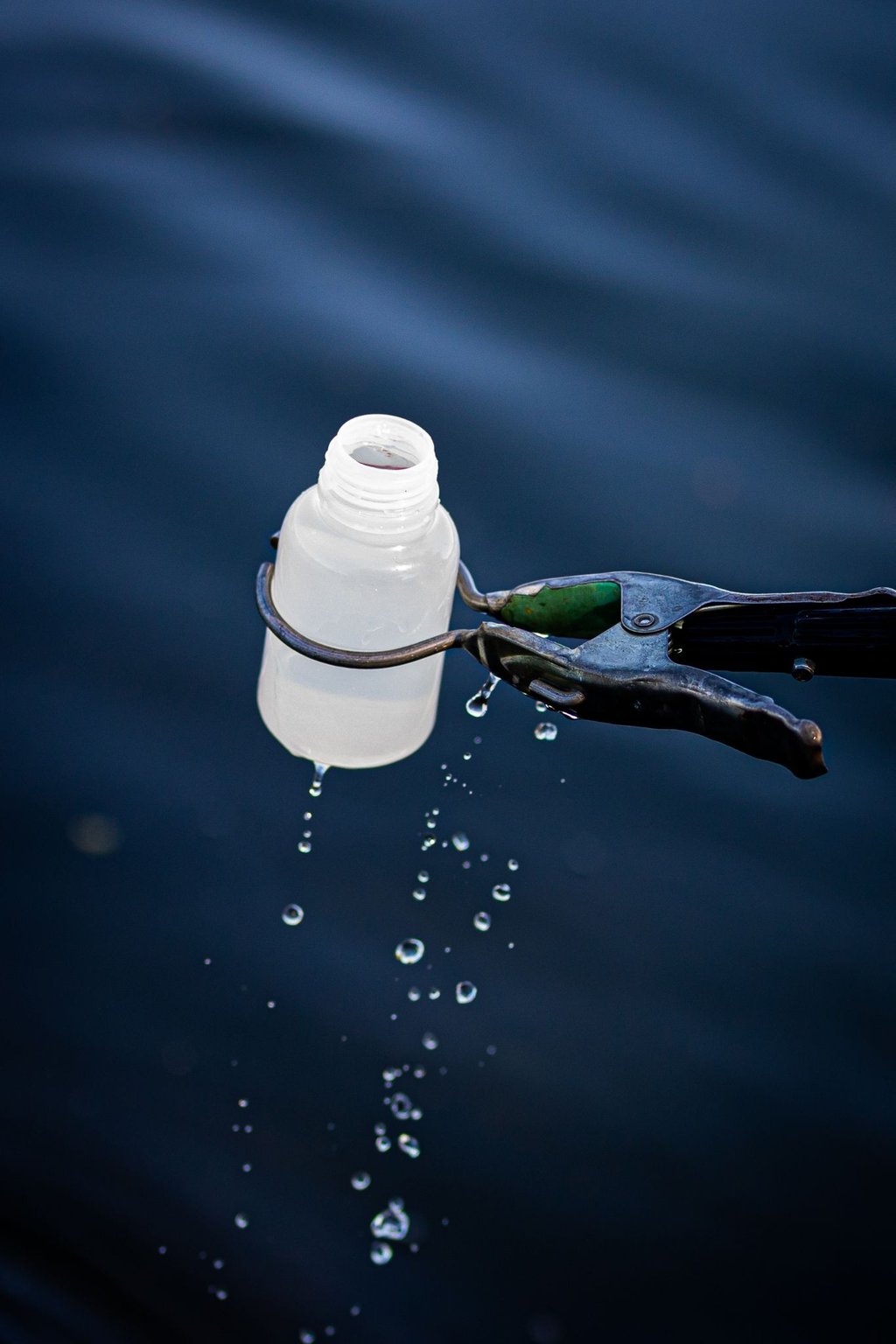 In der Region Hannover wird zur Überwachung der Wasserqualität eine Wasserprobe genommen.