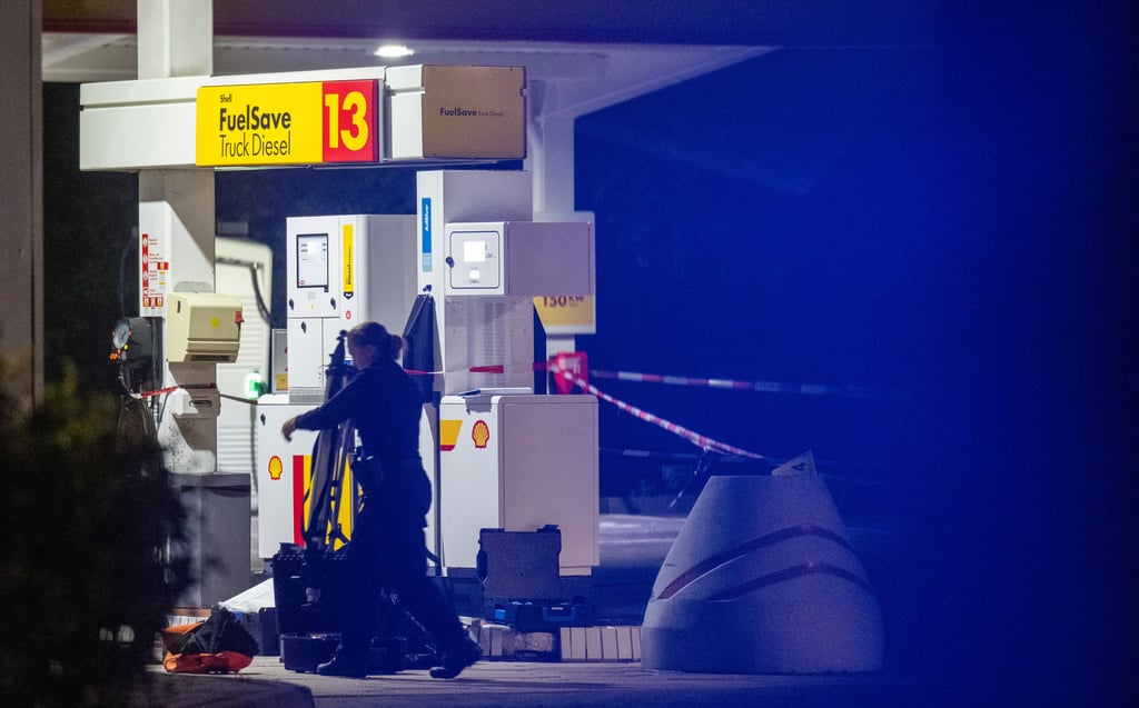 Die Polizei sichert Spuren an dem Tatort an einer Tankstelle in Merseburg. Nach Schüssen im Bereich der Tankstelle im Ortsteil Meuschau am Mittwochabend ist ein Tatverdächtiger festgenommen worden.