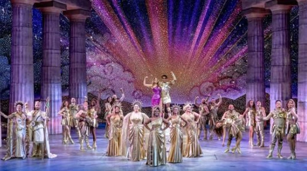 Das Musical „Hercules“ beeindruckt mit prachtvollen Bühneninszenierungen im Hamburger Stage Theater Neue Flora. Doch bei den kleinsten Besuchern ist nicht nur Ausdauer im Stillsitzen gefragt. Sie müssen auch Monster mit gruseligen Masken aushalten, der Köpfe symbolisch abgeschlagen werden.