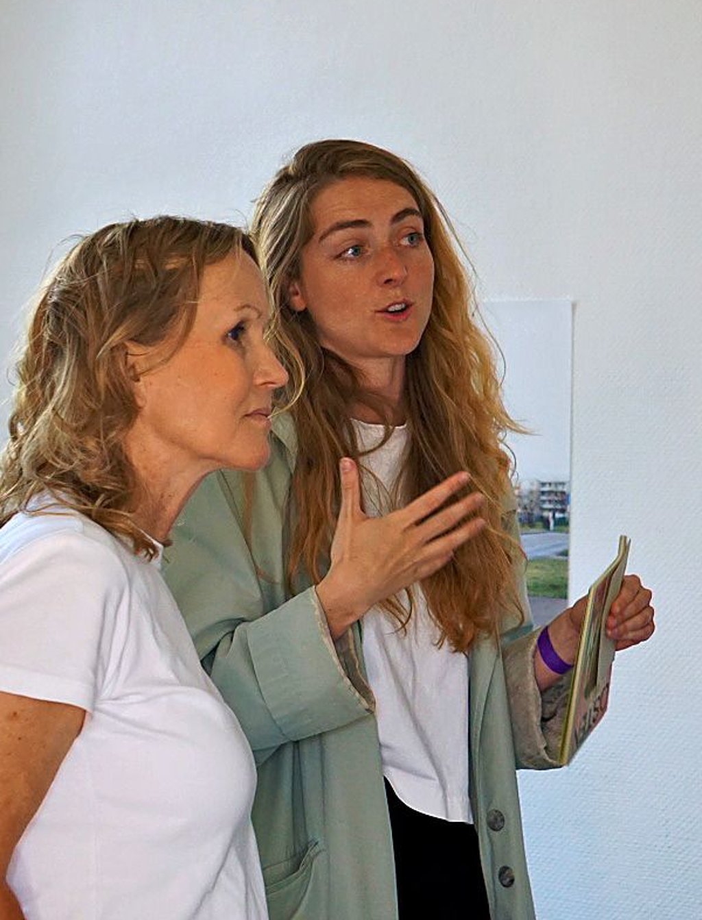 Bundesumweltministerin Steffi Lemke (l.) im Gespräch mit „Osten“-Kuratorin Anne Diestelkamp