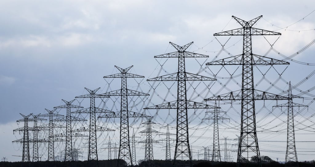 Strommasten in Klixbüll neben dem Tennet-Umspannwerk Klixbüll/Süd.