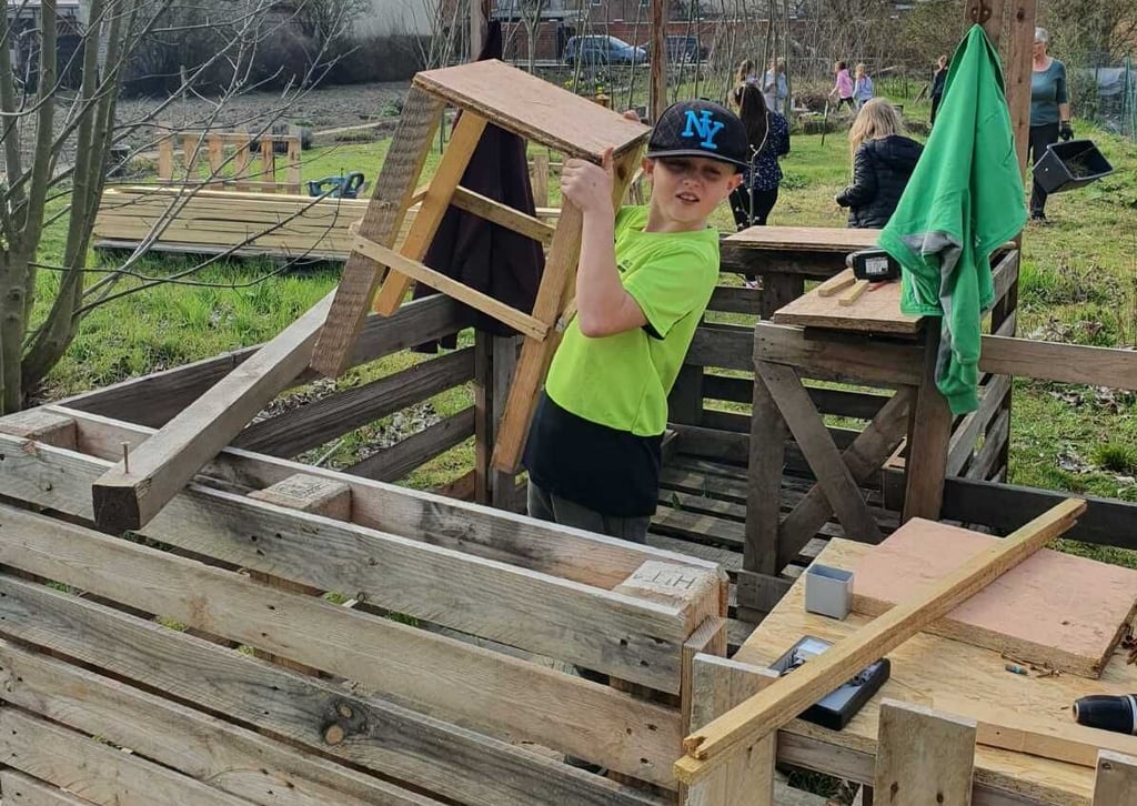 Die Arbeit mit Kindern und Jugendlichen im Tangermünder Shalomhaus ist sehr vielfältig. Das kreative und handwerkliche Beschäftigen auf dem Bauspielplatz gehört seit Jahren unter anderem dazu.
