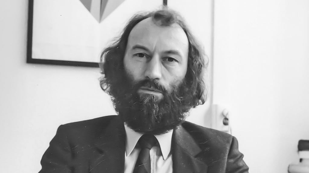 Das Foto zeigt Rolf Kuhn in seinem Arbeitszimmer im Bauhausgebäude 1992.