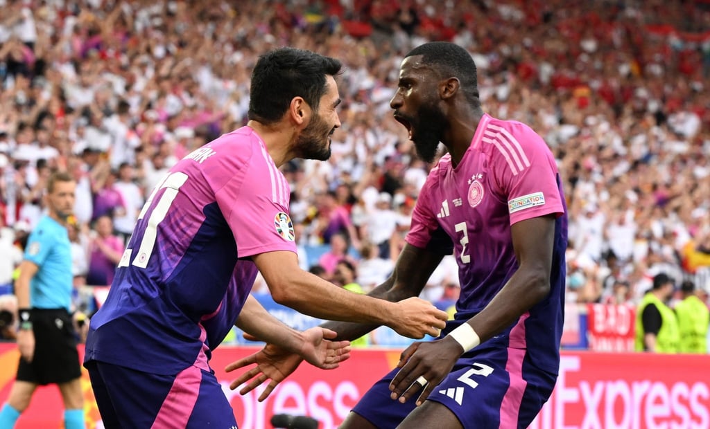 Ilkay Gündogan (l) und Antonio Rüdiger feiern den Sieg gegen die Ungarn.