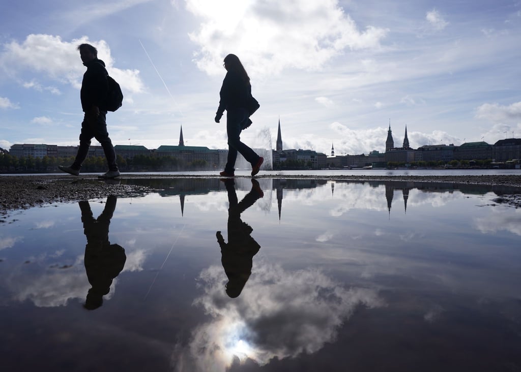 Spaziergänge können bei Rückenschmerzen Abhilfe schaffen.