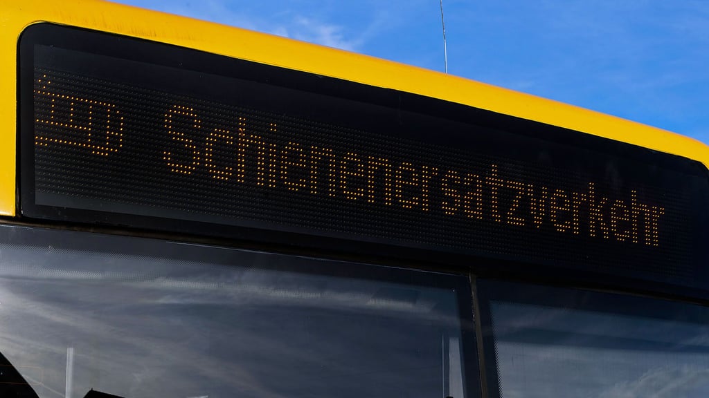 Zwischen Aschersleben und Halle wird es weitere zwei Wochen Schienenersatzverkehr geben.