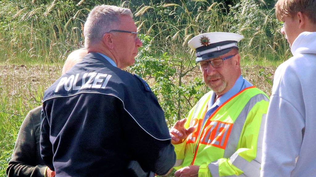 Regionalbereichsbeamter Karl-Heinz Fröhlich (r.): Immer wieder werden Autos besonders in der Gemeinde Möser gern an der Autobahnabfahrt Lostau abgestellt.