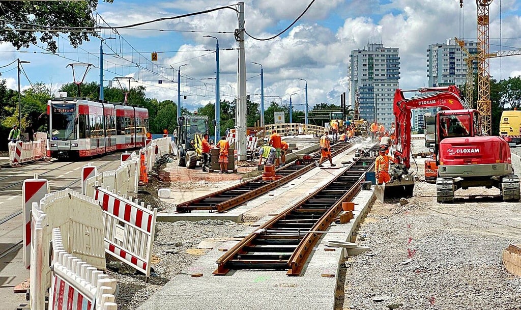 Baustelle Saalebrücke in Halle: Die neuen Gleise führen bereits zum Brückenbauwerk. In den nächsten sechs Wochen wird die neue Trasse an das Schienennetz angeschlossen. Daher fahren zwischen Halle Altstadt und Neustadt keine Bahnen.