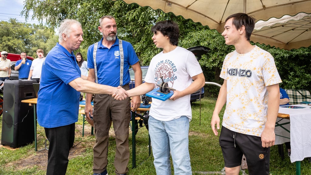 Nicolai Atarama Zanini und Ben Mordelt (r.) holen in Külso ihren Pokal für die weiteste Anreise ab.