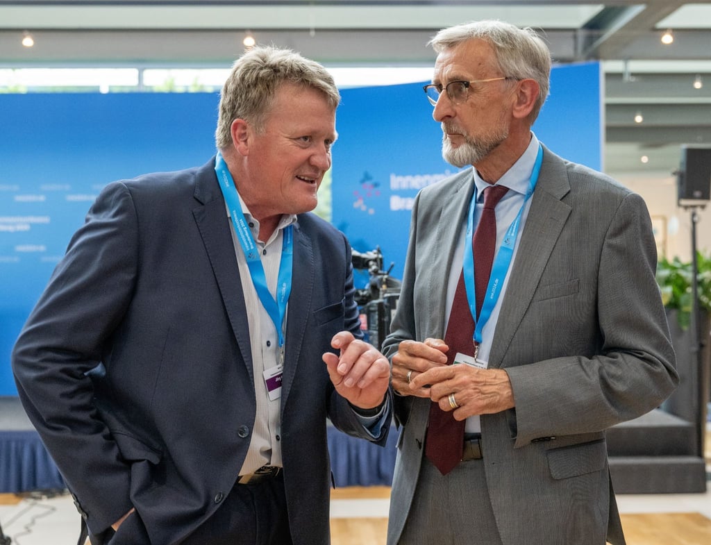 Armin Schuster (r, CDU), Sächsischer Staatsminister des Innern, und Sachsens Polizeipräsident Jörg Kubiessa (l) unterhalten sich vor dem Beginn der Frühjahrskonferenz der Innenminister und Innensenatoren im Dorint Hotel.
