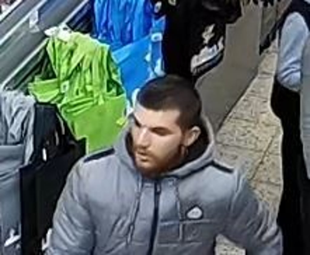 Dieser Mann soll am 7. März 2024 im E-Center in Aschersleben einen Diebstahl begangen haben.