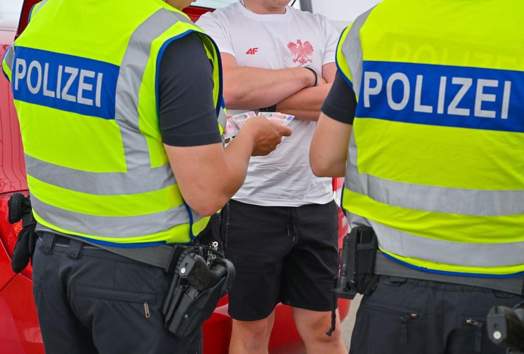 Beamte der Bundespolizei überprüfen am deutsch-polnischen Grenzübergang polnische Fußballfans.