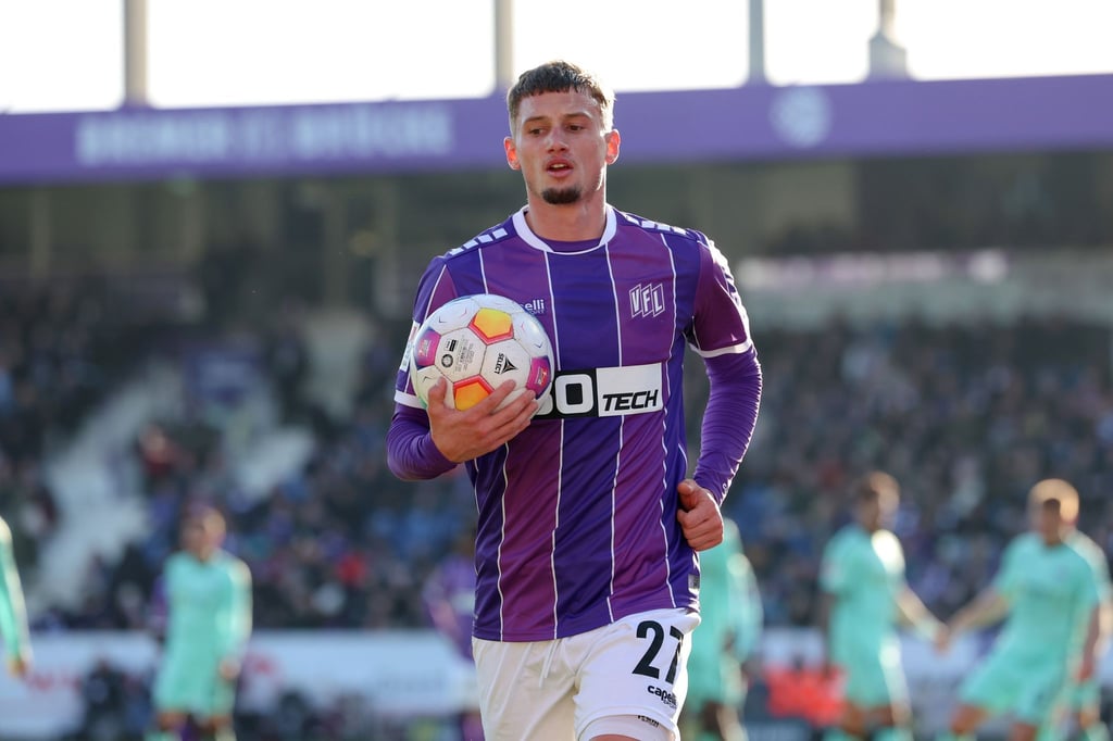 Osnabrücks Michael Cuisance hält den Ball in der Hand. Der Franzose kommt zu Hertha BSC.