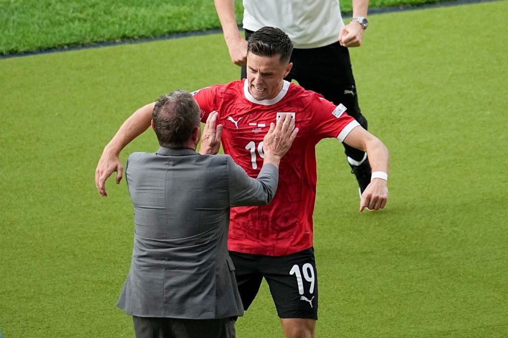 Österreichs Christoph Baumgartner (r) jubelt nach seinem Tor zum 2:1 mit Trainer Ralf Rangnick.