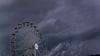 Dunkle Regenwolken ziehen über ein Riesenrad auf dem Gelände des Hurricane-Festivals in Scheeßel hinweg.