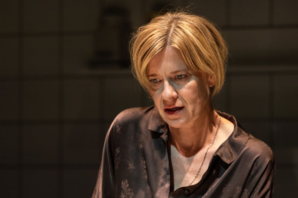 Caroline Peters, in der Rolle der Julia, in Aktion auf der Bühne während einer Probe.