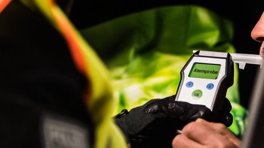 Nahe Osterburg hat ein 36-Jähriger das Auto seines Vaters gestohlen und ist betrunken gegen eine Leitplanke gerast.