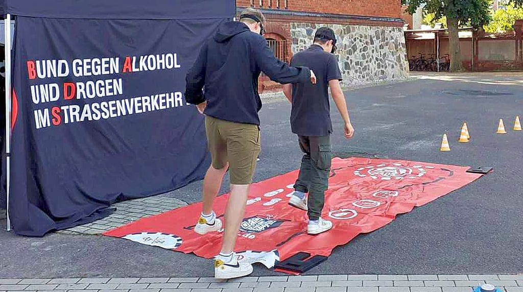 Aktionstag an der Gemeinschaftsschule in Tangerhütte: Die Schüler durften einen Parcous mit Rauschbrille absolvieren.