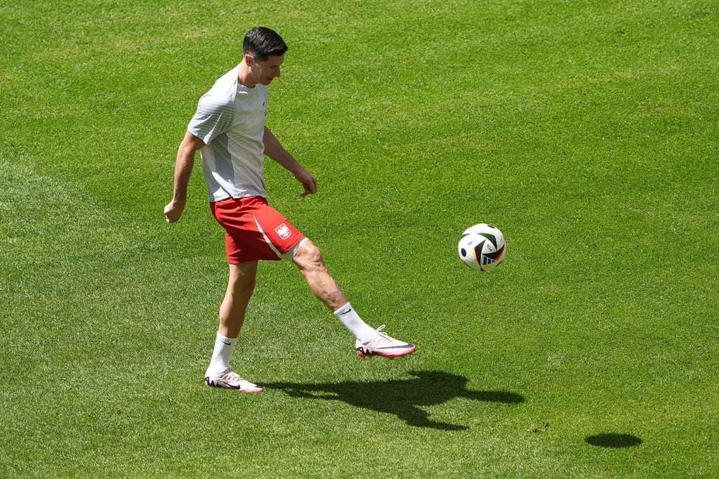 Polens Robert Lewandowski wärmt sich auf.