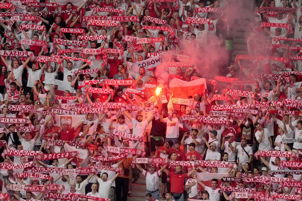 Ein polnischer Fan hat sich bei einem Sturz im Berliner Olympiastadion schwer verletzt.