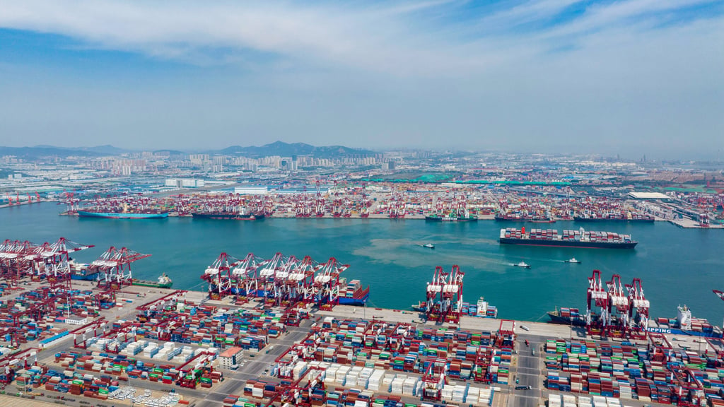 Der Hafen von Qingdao: Auch von dort dort fahren viele Containerschiffe nach Deutschland.