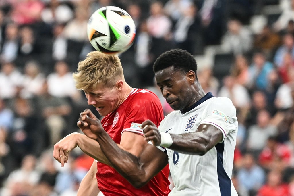Dänemarks Rasmus Höjlund (l) und Englands Marc Guehi liefern sich ein Kopfballduell.