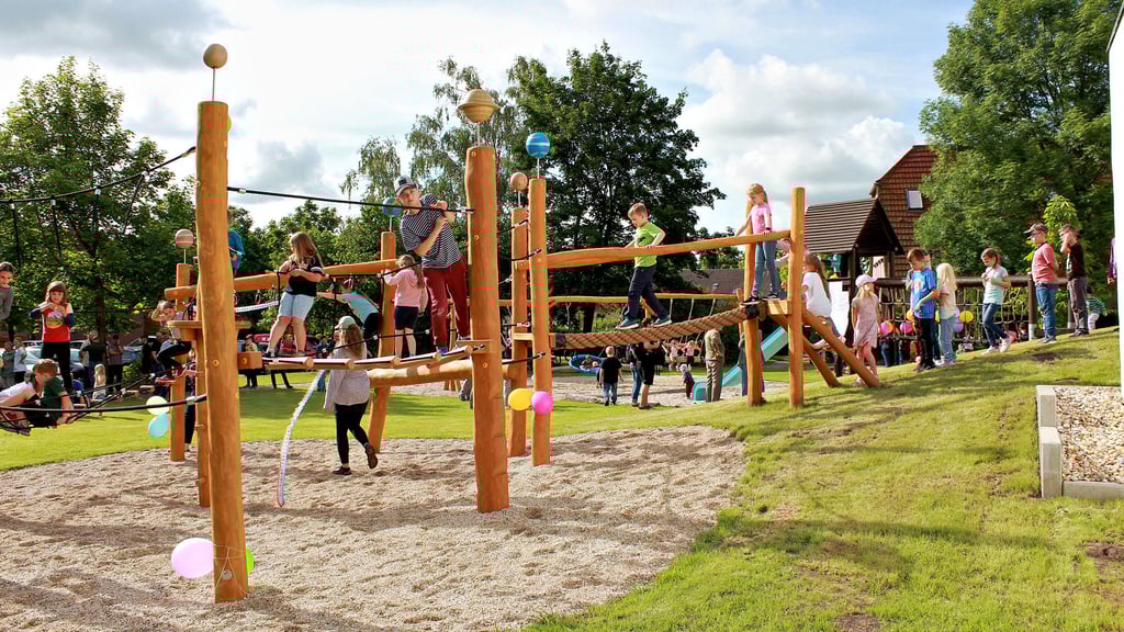 Mit bunten Luftballons sind die neuen Spielgeräte auf dem Radiser Planetenspielplatz für die Kinder des Ortes freigegeben worden.
