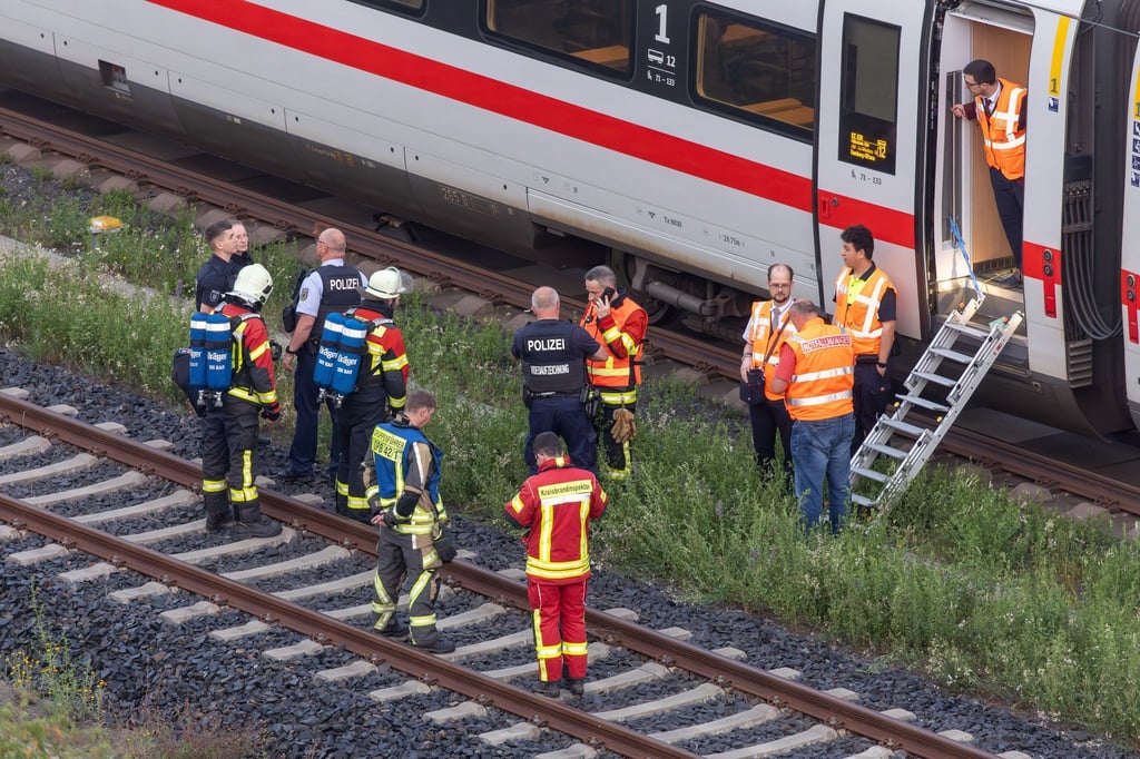 Polizei und Rettungskräfte sind an einem ICE in Theuern, Ortsteil von Schalkau im Landkreis Sonneberg, im Einsatz.