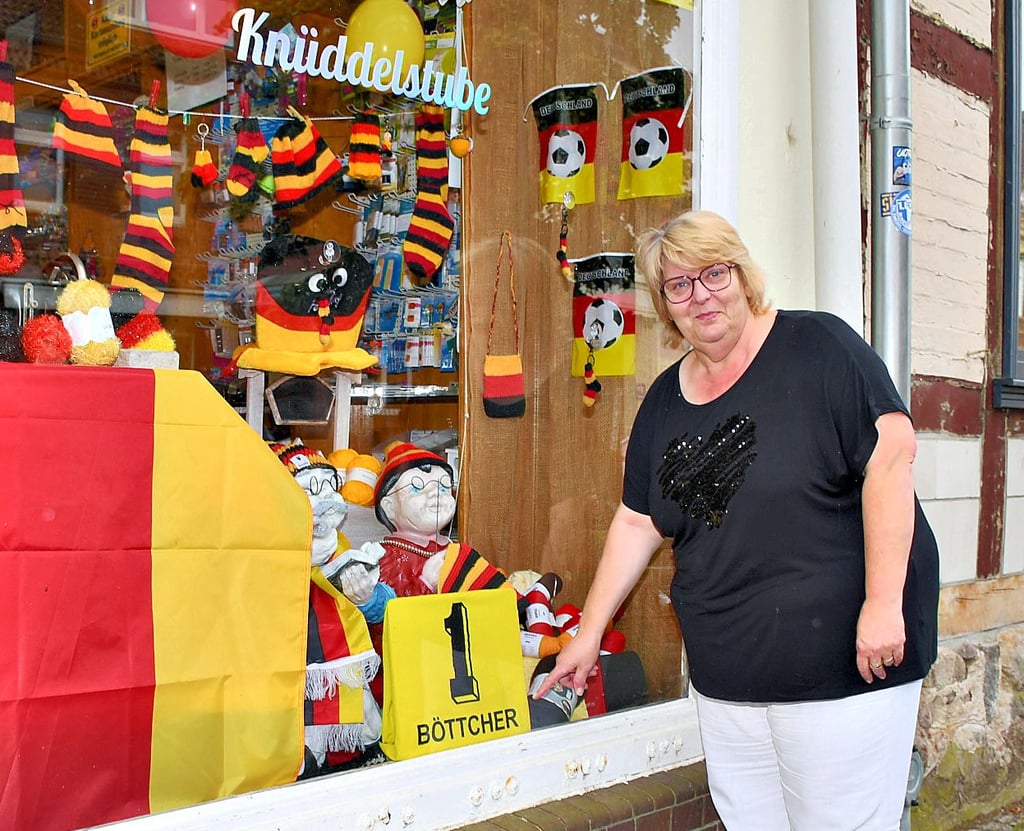 Das Fußball-EM-Schaufenster der Knüddelstube: Karola Böttcher hat auch sich von einem früheren Trikots ihres Mannes Peter inspieren lassen.