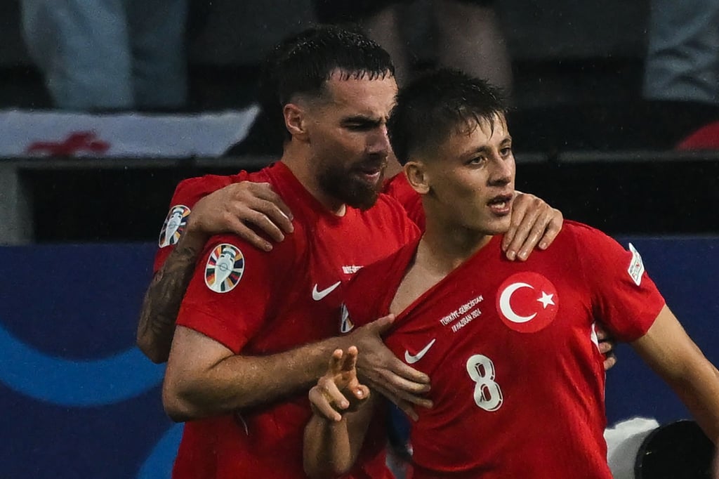 Der türkische Jungstar Arda Güler (r).
