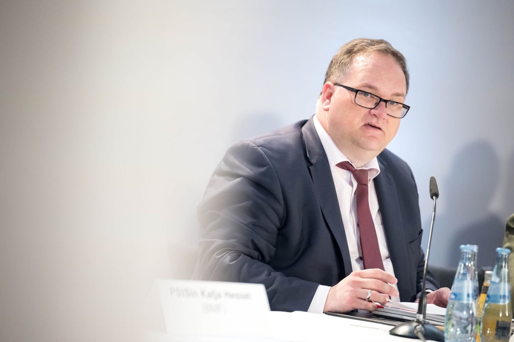 Björn Fecker (Grüne), Finanzsenator von Bremen, bei einer Pressekonferenz nach dem Treffen der Finanzministerinnen und Finanzminister der Länder.