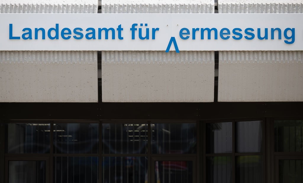 Ein verdrehtes V steht am Anfang des Schriftzuges „Vermessung“ am Landesamt für Vermessung.