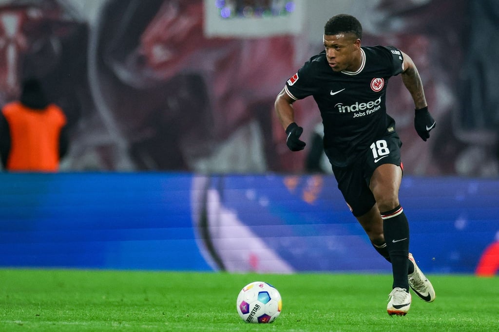 Frankfurts Spieler Jessic Ngankam am Ball.
