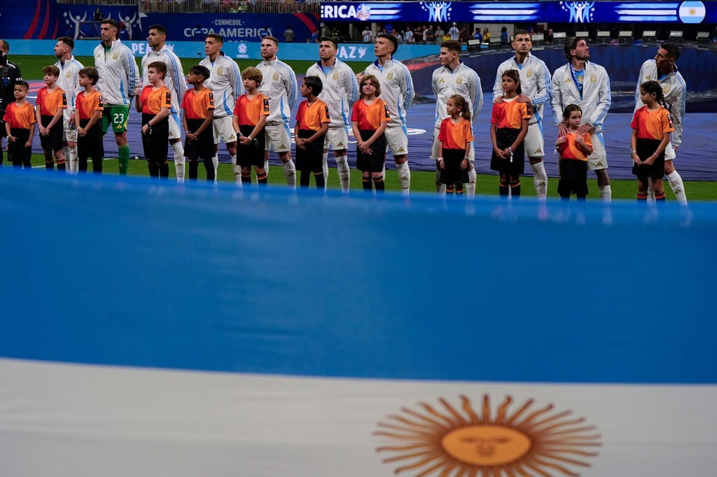 Die argentinischen Spieler stellen sich vor dem Fußballspiel der Copa America Gruppe A gegen Kanada auf.