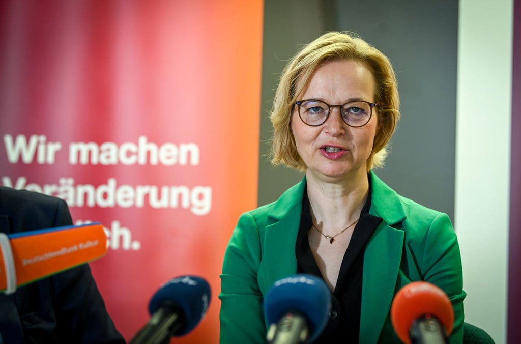 Katja Wolf, Bürgermeisterin von Eisenach und Landesvorsitzende der Partei Bündnis Sahra Wagenknecht (BSW) in Thüringen, spricht in einer Pressekonferenz.