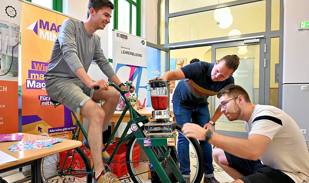 Am Freitag fand an den Berufsbildenden Schulen (BBS) am Krökentor in Magdeburg eine Infoveranstaltung für den Studiengang Lehramtsstudenten für Berufsschulen an der Uni Magdeburg statt. Mit dabei war auch ein „Smoothie-Bike“. Hier zu sehen Berufsschüler Marvin Bormann auf dem Rad sowie die Lehramtsstudenten Florian Frommhagen und Lukas Torke (r.). Kräftig musste man in die Pedale treten, um einen leckeren Smoothie herzustellen.