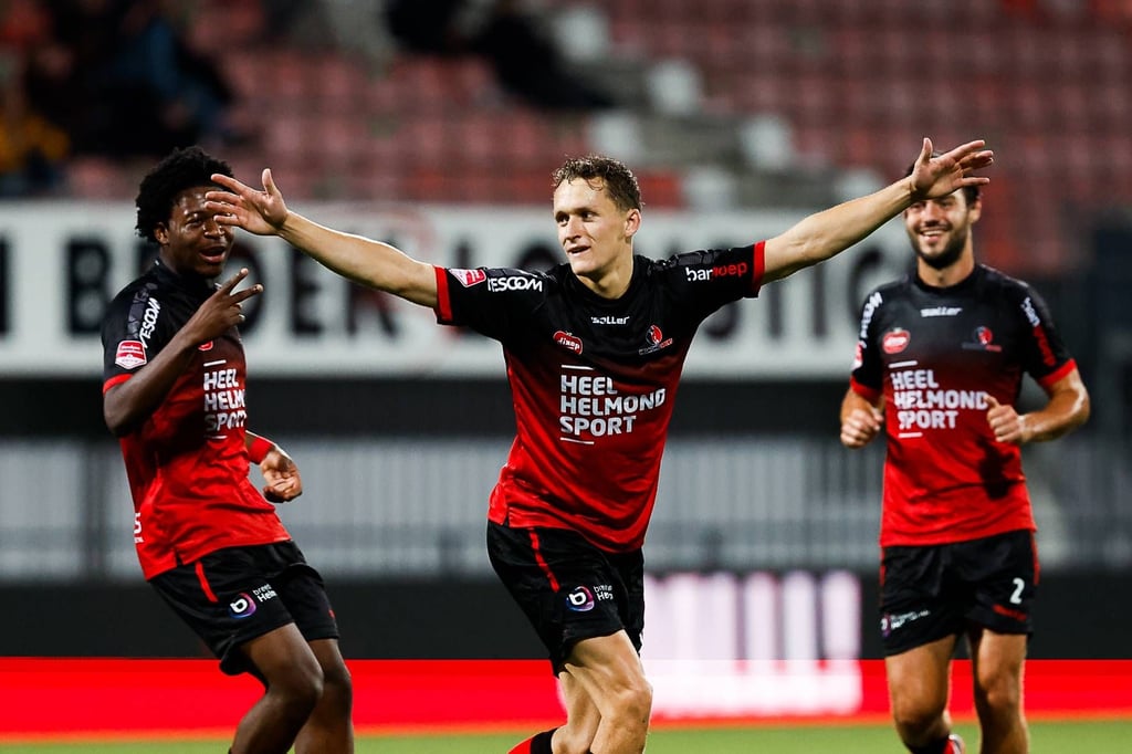 So jubelte Martijn Kaars nach seinem Traumtor für Helmond Sport zum 4:0 im Heimspiel gegen Jong FC Utrecht. Für den Zugang des 1. FC Magdeburg war es der schönste Treffer der Saison.